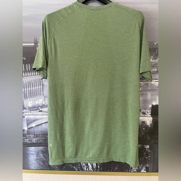 Men’s Lululemon Tee - Picture 2 of 6